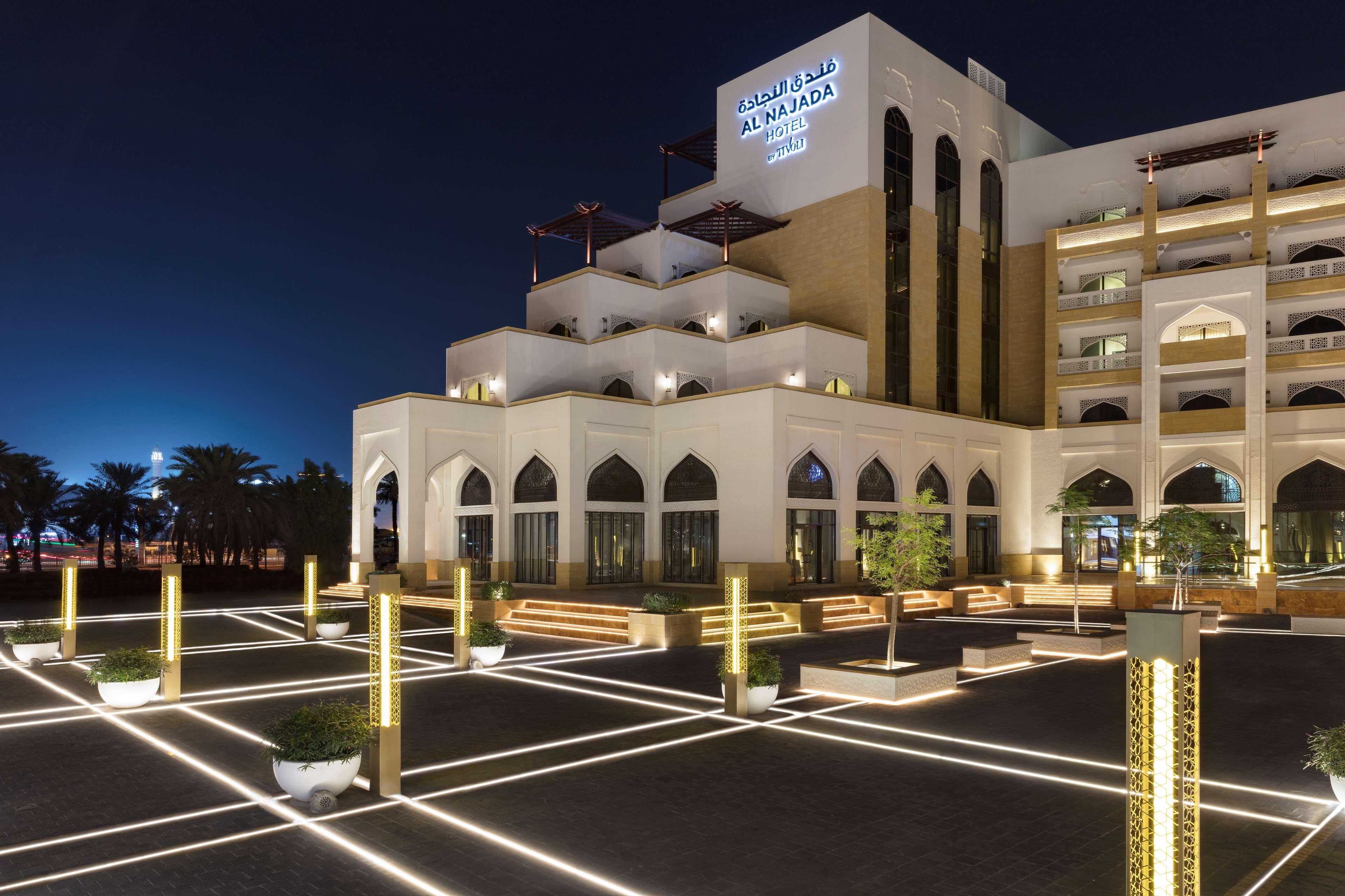 Al Najada Doha Hotel By Tivoli Екстериор снимка The hotel at night