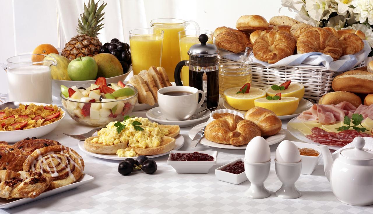 Al Najada Doha Hotel By Tivoli Екстериор снимка A breakfast buffet